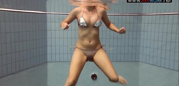  Bouncing boobs underwater